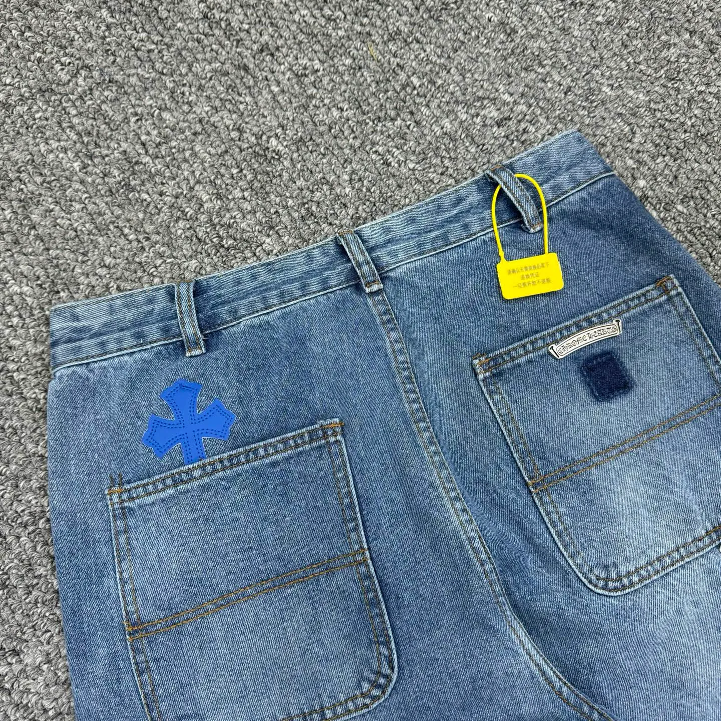 P280 Style number: H847 ChromeHearts & Chrome Hearts [New on unlabeled support platform] 2025 new logging multi-pocket black and white blue cross patch leather couple's washed jeans Top ceiling quality Styles with different washed textures, very friendly to people with thin legs and thick legs, straight and loose version very flattering leg shape Timeless moderate length, easy and casual to match, basic styling for various styles, a must-have in the wardrobe! The fabric is stiff but also makes the upper body soft without losing texture. The washing process is even more perfect. It is a must-have item for everyone! ! !  Size: 30-32-34-36 Color: blue